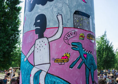Blutdurst und Biowurst, Wir sind die Dinosaurier von Morgen, Interaktive Litfaßsäule vor dem Mauerpark in Berlin, Ein "Kunst braucht Fläche" Projekt, Juli 2013, unterstützt von AV Tour GmbH Außenwerbung