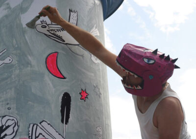 Blutdurst und Biowurst, Wir sind die Dinosaurier von Morgen, Interaktive Litfaßsäule vor dem Mauerpark in Berlin, Ein "Kunst braucht Fläche" Projekt, Juli 2013, unterstützt von AV Tour GmbH Außenwerbung
