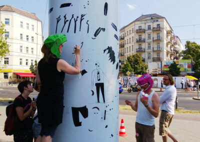 Blutdurst und Biowurst, Wir sind die Dinosaurier von Morgen, Interaktive Litfaßsäule vor dem Mauerpark in Berlin, Ein "Kunst braucht Fläche" Projekt, Juli 2013, unterstützt von AV Tour GmbH Außenwerbung
