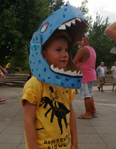 Blutdurst und Biowurst, Wir sind die Dinosaurier von Morgen, Interaktive Litfaßsäule vor dem Mauerpark in Berlin, Ein "Kunst braucht Fläche" Projekt, Juli 2013, unterstützt von AV Tour GmbH Außenwerbung