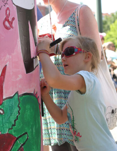 Blutdurst und Biowurst, Wir sind die Dinosaurier von Morgen, Interaktive Litfaßsäule vor dem Mauerpark in Berlin, Ein "Kunst braucht Fläche" Projekt, Juli 2013, unterstützt von AV Tour GmbH Außenwerbung