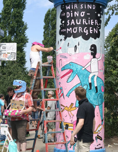 Blutdurst und Biowurst, Wir sind die Dinosaurier von Morgen, Interaktive Litfaßsäule vor dem Mauerpark in Berlin, Ein "Kunst braucht Fläche" Projekt, Juli 2013, unterstützt von AV Tour GmbH Außenwerbung