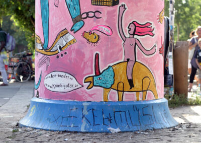 Blutdurst und Biowurst, Wir sind die Dinosaurier von Morgen, Interaktive Litfaßsäule vor dem Mauerpark in Berlin, Ein "Kunst braucht Fläche" Projekt, Juli 2013, unterstützt von AV Tour GmbH Außenwerbung