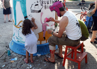 Blutdurst und Biowurst, Wir sind die Dinosaurier von Morgen, Interaktive Litfaßsäule vor dem Mauerpark in Berlin, Ein "Kunst braucht Fläche" Projekt, Juli 2013, unterstützt von AV Tour GmbH Außenwerbung