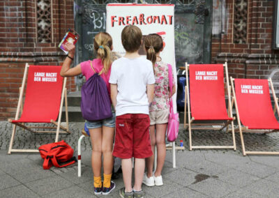Der Freakomat ist eine Zeichenmaschine. Mit dem Freakomat als Aktion auf deiner Party schaffst du einen ausgefallenen Höhepunkt mit bleibendem Erinnerungswert. Optimal für Hochzeiten, Firmenfeiern, Jubiläen, Festivals, Geburtstage